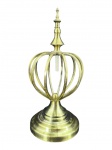 METAL PRATEADO, uma (1) estrutura/base em metal espessurado a prata com falhas na prateação, base circular escalonada, corpo vazado em formato de gaiola, haste central rosqueada e arremate superior torneado, medindo 35,5cm de altura.