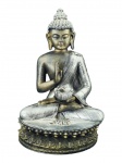 ESCULTURA, uma (1) escultura confeccionada em resina com pintura prateada representando Buda sentado, medindo 35,5x23cm.