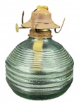 VIDRO, um (1) lampião confeccionado em vidro translucido moldado por frisos horizontais em baixo relevo, guarnições metálicas com sinais de oxidação, medindo 17x14cm.