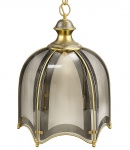 LUSTRE, um (1) lustre para três (3) velas confeccionado em metal dourado com placas laterais em vidro na tonalidade fume com faixa satine, apresentando sinais de oxidação, medindo 57x48cm. 1 placa bicada.