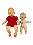 BRINQUEDOS, duas (2) bonecas confeccionadas em material emborrachado de modelos e tamanhos distintos, sendo 1 da manufatura ESTRELA, apresentando marcas de uso e manchas no corpo, vide foto, maior medindo 63cm e menor 43cm.