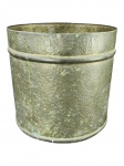METAL DOURADO, um (1) cachepot confeccionado em metal dourado com decoração martelada, apresenta mossas na base e leves no corpo, dois furos laterais, possivelmente da alça, medindo 32,5x30cm.