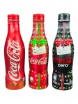COLECIONISMO, conjunto com três (3) garrafas/latas colecionáveis da Coca-Cola, em alumínio, capacidade 250 ml, sendo: A) uma Coca-Cola vermelha com logotipo branco; B) uma Coca-Cola temática natalina em vermelho, com laço e campo para identificação De/Para; C) uma Coca-Cola Zero temática natalina em preto, com laço e campo De/Para. Peças apresentam leves e mossas e falhas, abertas, medindo 19cm de altura.