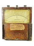 COLECIONISMO, um (1) antigo instrumento de medição/termômetro industrial em caixa de madeira, com visor frontal em vidro, mostrador em papel com escala em C e inscrição Paul Braun & Co Berlin-Reinickendorf, nº 19153, de origem alemã. Peça com tampa/estrutura em madeira, componentes metálicos superiores e ponteiro indicador. Apresenta acentuados sinais de uso, manchas, desgaste no mostrador, riscos, perdas na madeira, oxidação, sujidades e marcas compatíveis com o tempo. Funcionamento não testado. Medidas 21x19x9,5cm.