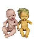BRINQUEDOS, duas (2) bonecas confeccionadas em material emborrachado, sendo 1 da COTIPLÁS, apresentam marcas de uso, maior medindo 35cm e menor 33cm.