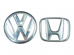 COLECIONISMO, conjunto com dois (2) emblemas automotivos cromados, sendo: A) um emblema da Volkswagen em formato circular com monograma VW, medindo 13,5cm e B) um emblema da Honda em formato retangular com cantos arredondados e letra H ao centro, medindo 10x12cm.