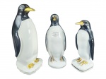 ESCULTURAS, lote com três (3) esculturas representando pinguins de modelos, tamanhos e decorações distinta, confeccionados em porcelana branca, apresentam falhas na pintura, maior medindo 28cm e menor 21cm. 1 deles VIEIRA DE CASTRO.