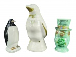 ESCULTURAS, lote com três (3) peças, sendo 2 esculturas e 1 caneca representando pinguins de modelos, tamanhos e decorações distinta, sendo 2 em porcelana e 1 em faiança, apresentam falhas na pintura, maior medindo 22,5cm e menor 15cm.