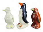 ESCULTURAS, lote com três (3) esculturas representando pinguins de modelos, tamanhos e decorações distinta, confeccionados em faiança, apresentam falhas na pintura, maior medindo 26,5cm e menor 22cm. 1 com pequeno bicado no bico.