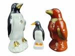 ESCULTURAS, lote com três (3) esculturas representando pinguins de modelos, tamanhos e decorações distinta, sendo 2 em porcelana e 1 em faiança, apresentam falhas na pintura, maior medindo 24cm e menor 15,5cm.