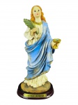 ARTE SACRA, uma (1) imaginária representando Santa Luzia confeccionada em resina policromada apoiada sobre base oval em madeira com leves falhas e placa metálica, medindo 21cm.