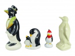 ESCULTURAS, lote com quatro (4) esculturas representando pinguins de modelos, tamanhos e decorações distinta, 2 confeccionados em porcelana branca e 2 em faiança, apresentam falhas na pintura, maior medindo 30cm e menor 14cm.