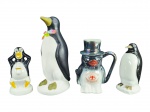 ESCULTURAS, lote com quatro (4) peças, sendo 3 esculturas e 1 caneca representando pinguins de modelos, tamanhos e decorações distinta, 4 confeccionados em porcelana e 1 em faiança, apresentam falhas na pintura, maior medindo 23,5cm e menor 14cm.