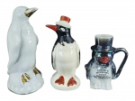 ESCULTURAS, lote com três (3) peças, sendo 2 esculturas e 1 caneca representando pinguins de modelos, tamanhos e decorações distinta, 2 confeccionados em porcelana e 1 em faiança, apresentam falhas na pintura, maior medindo 25cm e menor 15cm.