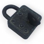 COLECIONISMO, um (1) cadeado antigo da marca Lusana, modelo nº 45, confeccionado em metal, formato quadrangular, com chave. Apresenta sinais de uso, oxidação, porém, funciona, medindo 5x3,5cm.