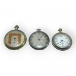 RELÓGIOS, três (3) relógios de bolso, sendo: A) 1 um de corda manual, da marca Ruy, modelo Chronomètre, com mostrador claro com marcas do tempo, numeração arábica e pequeno segundeiro, medindo 5cm sem a coroa, apresenta marcas do tempo, B) 1 quartzo, sem marca aparente, com mostrador branco, numeração arábica e caixa decorada com algarismos romanos, falhas na douração, medindo 4,5cm e C) 1 um de corda manual, incompleto, com ausência do mostrador e dos ponteiros, medindo 5cm. Caixas em metal, apresentando oxidação, riscos, desgastes, manchas e sinais acentuados do tempo. Mecanismos aparentes conforme fotografias. Funcionamentos não testados. Vendidos no estado e sem garantia de funcionamento, vide foto.
