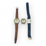 RELÓGIOS, três (3) relógios de pulso vintage da marca Mirvaine, de fabricação suíça, sendo: A) um (1) com caixa circular dourada, mostrador claro com calendário e pulseira marrom, medindo 3cm, funcionando, sem garantias futuras, com desgastes no mostrador, B) um (1) com caixa circular dourada, mostrador claro, inscrição Antimagnetic e sem pulseira, medindo 3cm, sem coroa e mostrador com desgastes e  C) um (1) com caixa retangular dourada, mostrador claro com algarismos romanos, indicação de 17 rubis e pulseira preta, medindo 3x2cm. Não testados e sem garantia de funcionamento.