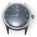 RELÓGIO, um (1) relógio de pulso vintage, da marca Tissot, modelo Militar, com mecanismo automático, caixa redonda em aço prateado, mostrador preto com algarismos arábicos, marcadores de horas, ponteiros com material luminescente e inscrição Automatic. Ausência da pulseira. Peça usada, apresentando acentuados riscos no vidro, sinais de oxidação nos ponteiros e nos algarismos, funcionando, sem garantia de funcionamento futuro, necessita revisão, caixa medindo 3,5cm de diâmetro.