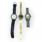 RELÓGIOS, conjunto composto por três (3) relógios de pulso, sendo: A) um da marca MAXIM'S, com caixa em metal prateado, mostrador claro, aro graduado e pulseira preta em couro na tonalidade preta, medindo 3,5cm, B) um da marca Ravisa, a quartzo, com caixa e pulseira metálica em tom dourado e mostrador preto sem visor e com marcas do tempo, medindo 2,5x3cm e C) um relógio vintage, de marca não identificada, com caixa em metal prateado, aro verde, mostrador claro com pequeno segundeiro às 6 horas e pulseira metálica elástica, sem visor e com marcas do tempo, medindo 3,5cm. Peças usadas, não testadas e sem garantia de funcionamento, vendidos no estado da foto.
