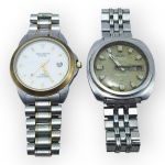 RELÓGIOS, dois (2) relógios de pulso masculinos, sendo: A) um (1) da marca Technos, modelo Steel Exclusive, movimento a quartzo, caixa e pulseira em metal bicolor, mostrador branco com marcadores dourados, calendário de data às 3 horas e indicação de resistência à água de 5 ATM, apresenta falhas na douração, medindo 4cm, não testado e sem garantia de funcionamento e B) um (1) da marca Technos, modelo Supercron, automático, de origem suíça, caixa e pulseira em aço prateado, mostrador em tom esverdeado com oxidação marcadores aplicados e calendário duplo com dia da semana e data às 3 horas, ausencia da coroa lateral, necessita revisão, ponteiro para logo depois, medindo 4cm de diâmetro.