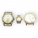 RELÓGIOS, três (3) relógios de pulso antigos, sem pulseiras, em caixas de metal dourado, sendo: A) 1 da marca Lanco, mecanismo mecânico de corda manual, 15 rubis, mostrador claro com numerais arábicos e pequeno segundeiro, com falhas na douração da caixa, medindo 3,5cm, B) 1 relógio feminino de pequenas dimensões, da marca ARBEX, de origem suíça, com mostrador claro e numerais arábicos, medindo 2cm e C) da marca Belforte, modelo Electronic, com mostrador claro, marcadores aplicados e calendário às 3 horas, medindo 3,5cm. Peças não testadas e sem garantia de funcionamento.