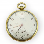 RELÓGIO, um (1) relógio de bolso antigo, da marca Lanco, de origem suíça, com mecanismo mecânico de corda manual, 15 rubis, caixa em metal dourado, mostrador claro com numeração arábica, ponteiros centrais e pequeno segundeiro às 6 horas. Tampa posterior com decoração geométrica em baixo-relevo, visor em acrílico com rachadura, não testado e sem garantia de funcionamento, leves marcas de uso, medindo 5cm de diâmetro sem a coroa.