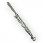CORNETA (Abramo Eberle, 1896), uma (1) faca dita de GAÚCHA, lâmina em aço inox, possui marca da manufatura CORNETA (uma das pioneiras em cutelaria no Brasil, fundada pelos irmãos Berg, com tradição no ramo desde 1787 na Alemanha, começou as atividades comerciais no Brasil em 1902 e passou a fabricar aqui a partir de 1932, sofreu intervenção em 1943 devido a Segunda Guerra e a partir de 1948 tornou-se 100% nacional), cabo e bainha, confeccionados em metal espessurado a prata com primorosa ornamentação de elementos florais, lâmina lisa no estado (quebras e oxidações), em excelente estado de conservação, medindo 25cm de comprimento.