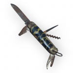 CUTELARIA, um (1) canivete multifuncional da manufatura SOLINGEN, com corpo revestido em material sintético marmorizado nas cores preta e amarelada com desgastes, equipado com lâmina, saca-rolhas, abridor, punção e demais ferramentas articuladas. Apresenta acentuados sinais de uso, oxidação, desgastes e manchas. Vendido no estado da foto, medindo 18,5cm de comprimento.