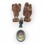 ARTE SACRA, lote com quatro (4) peças, sendo: A) 1 imaginário de São Miguel Arcanjo confeccionada em madeira entalhada a mão, medindo 5,5cm de altura, B) 1 imaginário de Nossa Senhora e Menino Jesus em madeira entalhada a mão, medindo 5,5cm, C) 1 pequeno imaginário representando Santo Antonio, medindo 3cm e D) 1 relicário de São Gabriel da Dolorosa confeccionado em metal prateado, medindo 3x2,2cm, leves sinas de oxidação.