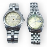 RELÓGIOS, dois (2) relógios de pulso vintage, sendo: A) um da marca Orient, referência 469SS908CA, com mecanismo automático aparente no verso, caixa e pulseira em aço prateado, mostrador claro, calendário duplo indicando dia da semana e data às 3 horas, indicação Automatic 100m, duas coroas laterais e ausência dos ponteiros, do visor e apresenta sinais de oxidação no mostrador, medindo 4cm e B) um da marca Seiko, modelo Seiko 5, referência 6119-8103, com mecanismo automático de 21 rubis, caixa e pulseira em aço inoxidável, mostrador claro, marcadores de horas aplicados e calendário duplo indicando dia da semana e data às 3 horas, mostrador no estado, caixa medindo 4cm. Ambos não testados e sem garantia de funcionamento.