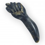 ARTE POPULAR, uma (1) figa tradicional confeccionada em chifre polido, possui furo para ser usado como pingente, medindo 11,5cm de comprimento.