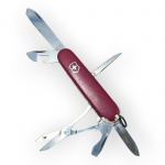 CUTELARIA, um (1) canivete suíço multifuncional, da marca Victorinox, com empunhadura em material sintético vermelho e emblema da cruz suíça, apresenta quebra no saca rolhas, nas pontas das lâminas e na empunhadura, medindo aberto 19,5cm de comprimento.