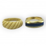 JOIA e BIJUTERIA, lote com dois (2) anéis, sendo: A) 1 confeccionado em MARFIM entalhado com caneluras torcidas, aro 22, leves 2 bicados e B) 1 confeccionado em metal dourado da marca GUCCI, incrustado por filete na tonalidade azul, leves falhas na douração, aro 18.