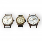 RELÓGIOS, três (3) relógios de pulso antigos, da marca Mondaine, de origem suíça, com mecanismos mecânicos de corda manual, caixas em metal dourado e mostradores claros com numerais arábicos. Sendo: A) modelo Ancre, com 17 rubis e pequeno segundeiro; B) modelo de menor dimensão, com mostrador bastante desgastado; C) modelo com 17 jewels e sistema Incabloc. Todos sem pulseiras, apresentando oxidação, riscos, manchas, desgastes no banho, sujidades e avarias nos mostradores e vidros. Funcionamento não testado. Vendidos no estado. Maior medindo 2,2cm e menor 1,8cm.