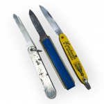 CUTELARIAS, três (3) canivetes antigos de bolso, sendo um inteiramente em metal, um com cabo azul e inscrição publicitária de companhia de seguros e um com cabo amarelo, decorado com inscrição Lembrança N. S. Aparecida. Peças com lâminas metálicas dobráveis, apresentando desgastes, riscos, manchas e oxidação decorrentes do tempo e do uso, medindo 11,5cm e 11cm.