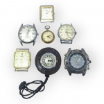 RELÓGIOS, lote com sete (7) relógios de pulso e bolso de modelos, tamanhos, decorações e materiais distintos, alguns com desgastes acentuados e percas, vendidos no estado da foto, maior medindo 4cm e menor 2,5cm. Não testados e sem garantia de funcionamento.