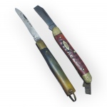 CUTELARIAS, dois (2) canivetes antigos de bolso, sendo: A) um (1) com lâmina em aço inoxidável, cabo com talas em chifre polido e argola para suspensão, medindo 14cm e B) um (1) da marca Case, com cabo avermelhado texturizado, lâmina principal e auxiliar apresentando quebra, verso do cabo com rachadura, medindo 14cm.