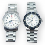 RELÓGIOS, conjunto com dois (2) relógios de pulso masculinos da marca Victorinox Swiss Army, de fabricação suíça, com caixas e pulseiras articuladas em aço inoxidável, mostradores claros, numerais arábicos e calendários às 3 horas, sendo: A) 1 modelo com escala de 24 horas e inscrição promocional ESSO no mostrador, medindo 4cm e B) 1 modelo esportivo, referência V.2500, com aro graduado giratório e resistência indicada para até 100 metros, quebra no visor, medindo 4cm, ambos não testados e sem garantia de funcionamento.