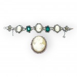 BIJUTEIRAS, duas (2) peças, sendo: A) uma (1) pulseira em metal prateado, ornamentada com três camafeus de perfis femininos e duas pedras verdes facetadas, medindo 18cm de comprimento, possui elo arrebentado e B) um (1) broche oval com camafeu representando figura feminina em perfil, ambos com delicados trabalhos em filigrana, mossa no grampo traseiro, medindo 5x4cm. Peças antigas, apresentando sinais de uso e oxidação. Vendidas no estado.
