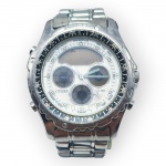 RELÓGIO, um (1) relógio de pulso masculino da marca Citizen, linha Promaster, modelo esportivo analógico-digital, com mecanismo a quartzo, caixa e pulseira articulada em aço inoxidável, mostrador multifuncional com três visores digitais, múltiplos botões laterais, aro externo graduado e resistência indicada para até 100 metros. Peça de fabricação japonesa, apresentando acentuados sinais de uso, riscos, no estado, não testado e sem garantia de funcionamento, caixa medindo 4cm.