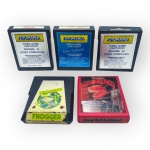 VIDEO GAMES, cinco (5) cartuchos de videogame compatíveis com o sistema Atari, sendo: A) um Pitfall, da marca Fotomania, sistema 4K; B) um Double Super Tennis, da marca Fotomania, Série Especial; C) um Megamania, da marca Fotomania, sistema 4K; D) um Frogger; E) um Jawbreaker, da marca TigerVision. Peças usadas, não testadas e sem garantia de funcionamento.