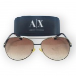 ACESSÓRIO FEMININO, um (1) óculos de sol da marca Armani Exchange, modelo AX187/S, estilo aviador, com armação em metal dourado, lentes em tonalidade marrom degradê e hastes com acabamento tartaruga. Acompanha estojo original da marca com desgastes e leves sinais de oxidação na armação.