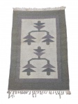 TAPETE, um (1) tapete Kilim, apresenta falhas na franja e manchas, medindo 91x63cm.