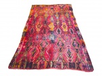 TAPETE, um (1) grade tapete Kilim, no estado, apresenta rasgos, restauros e sinais de mofo, medindo 300x178cm.