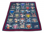 ROSE LENITA, uma (1) tapeçaria escura e composição dividida em quadros, ornamentados por vasos, flores e ramagens policromadas. Apresenta cercadura em tons de vermelho, verde e azul, medindo 160x136cm.