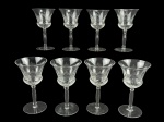 VIDROS, oito (8) taças para vinho confeccionadas em vidro translucido com lapidação geométrica em baixo relevo, haste bojuda e base circular, 1 apresenta bicado, medindo 15x8,5cm.