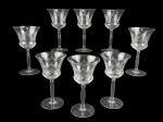 VIDROS, oito (8) taças para vinho confeccionadas em vidro translucido com lapidação geométrica em baixo relevo, haste bojuda e base circular, 4 apresentam bicado, medindo 17,5x9,5cm.