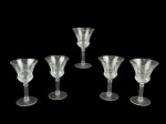 VIDROS, cinco (5) taças para vinho confeccionadas em vidro translucido com lapidação geométrica em baixo relevo, haste bojuda e base circular, sendo 1 medindo 10,5x6cm e 4 medindo 10x5,5cm;