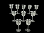 VIDROS, dez (10) taças para vinho confeccionadas em vidro translucido com lapidação geométrica em baixo relevo, haste bojuda e base circular, 1 apresenta bicado, medindo 12x6,5cm.