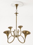 LUSTRE, um (1) lustre de teto para quatro lâmpadas confeccionado em metal dourado, com haste central, corrente e canopla superior, braços curvos em volutas e bocais em formato de corneta. Peça apresenta estrutura trabalhada, sinais de oxidação, não testado e sem garantia de funcionamento, medindo 60x40x40cm, leve mossa no disco superior.